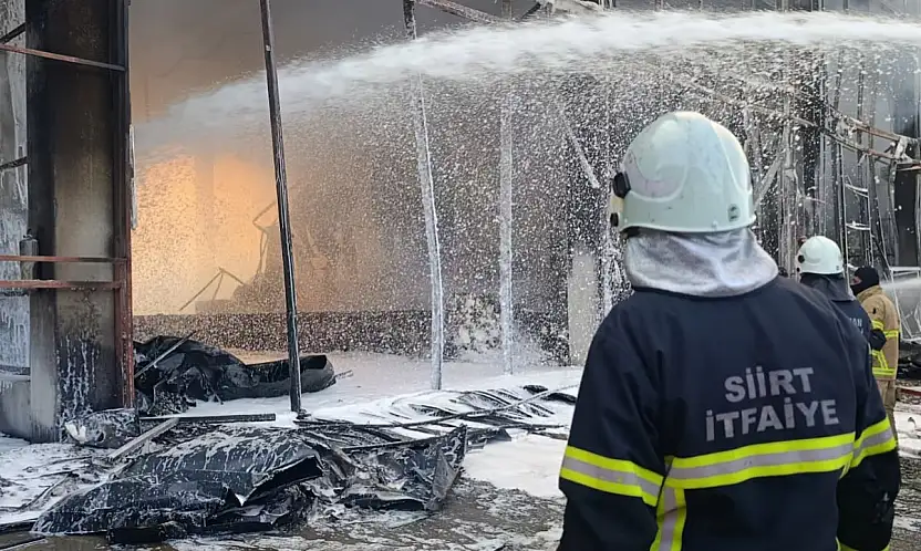 Batman'daki Dev Depo Yangınına Siirt'ten Destek: 2 Araç ve 8 Personel Sevk Edildi