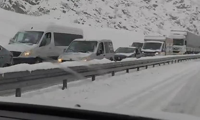 Bitlis–Siirt kara yolu yoğun kar yağışı nedeniyle durma noktasına geldi