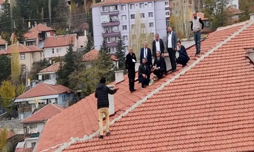 Çatıya Çıkan Siirtli Hasan'ı AK Parti İl Başkanı İkna Etti
