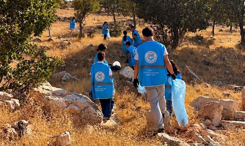 Çocuklar Botan Tabiat Parkı'nda Hem Yürüdü Hem Çevreyi Temizledi