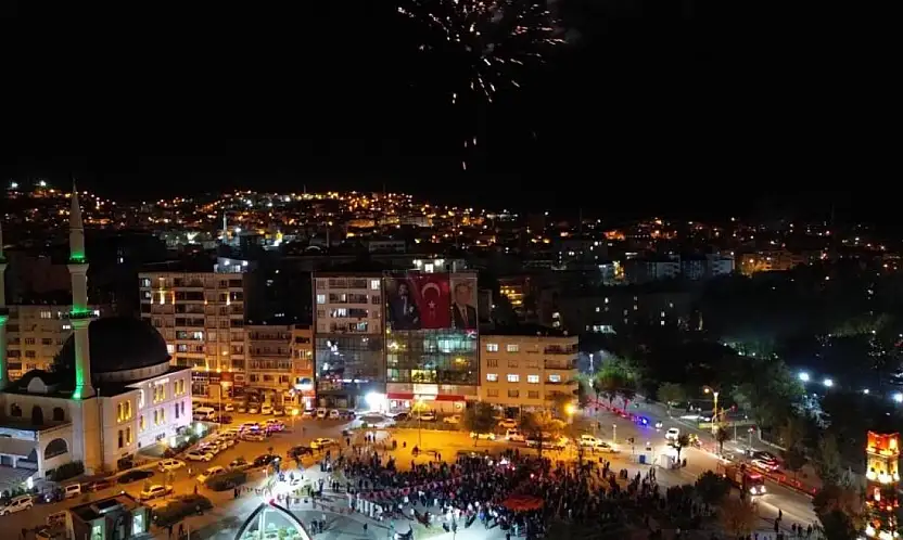 Cumhuriyet'in 102'nci Yılında Siirt Fener Alayıyla Aydınlandı