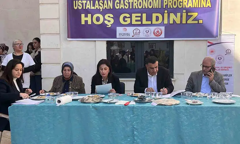 Siirt'te genç kursiyerler yöresel yemeklerle hünerlerini sergiledi