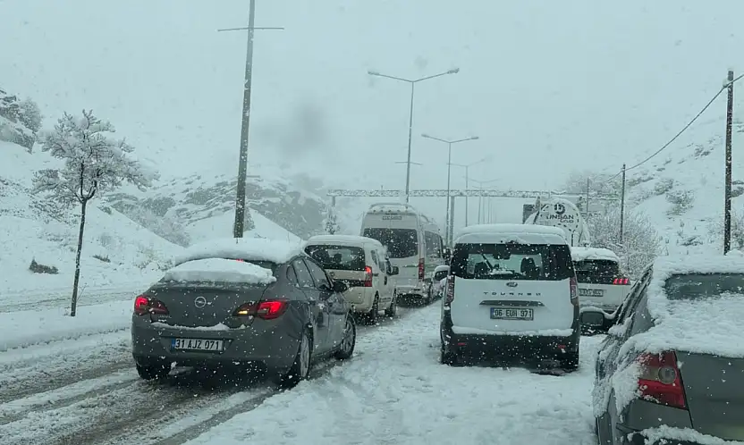 HÜDA PAR'lı Gültekin'den kar tepkisi: 'Siirt'in tek ana yolu 2 saattir açamamak da bir başarı'