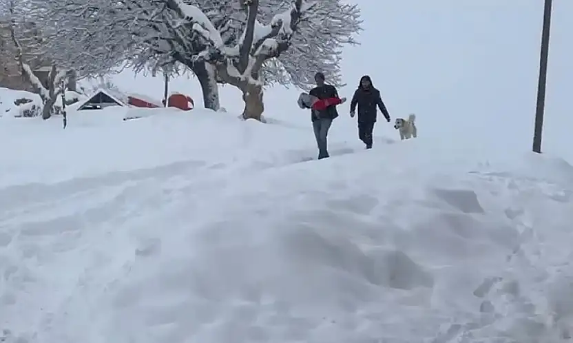 Kar altında zamanla yarış: Siirt'te 3 yaşındaki çocuk hastaneye ulaştırıldı