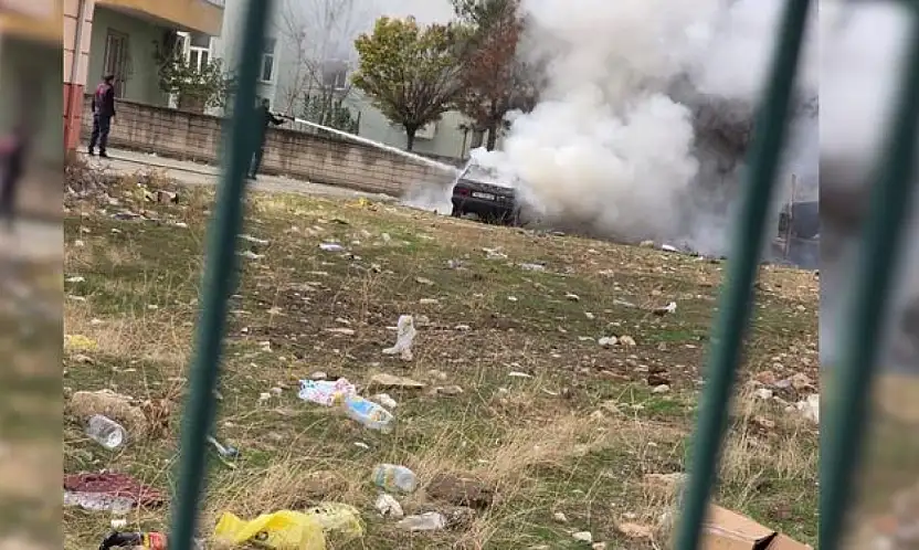 Kurtalan'da Park Halindeki Araç Alev Alev Yandı