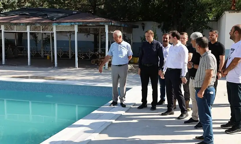 Kurtalan'da Yarı Olimpik Yüzme Havuzu Yenileniyor: Kaymakam Başara Çalışmaları İnceledi