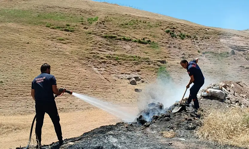 Kurtalan'da Yol Kenarında Çıkan Yangın Ekinlere Ulaşmadan Söndürüldü