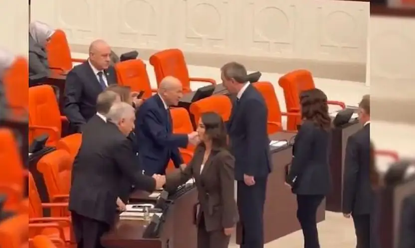 Meclis'te Dikkat Çeken Temas! DEM Parti Eş Genel Başkanı Bakırhan ve Bahçeli Arasında Sıcak tokalaşma