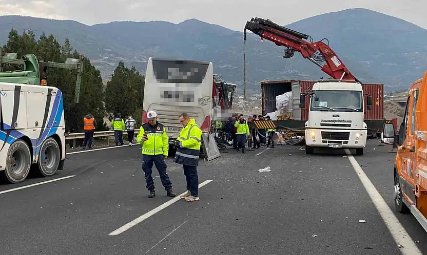 Osmaniye'de yolcu otobüsü tıra çarptı: 6 ölü, 11 yaralı