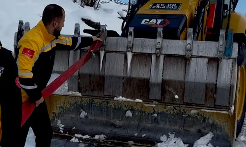 Pervari'de Ambulans Karda Mahsur Kaldı, Diyaliz Hastası 4 Saatlik Mücadelenin Ardından Kurtarıldı