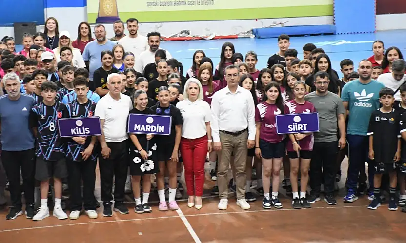 Siirt ANALİG Voleybol Takımı Bölge Şampiyonası İçin Şırnak'ta Sahaya Çıktı