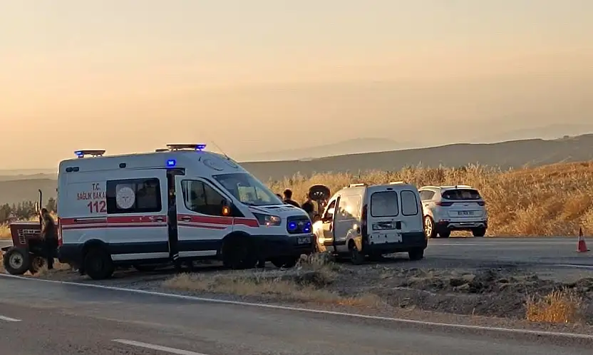 Siirt-Batman Karayolunda Hafif Ticari Araç ile Traktör Çarpıştı: 2 Yaralı