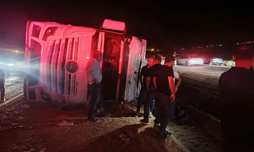 Siirt-Batman Yolunda TIR Devrildi: Sürücü Yaralandı