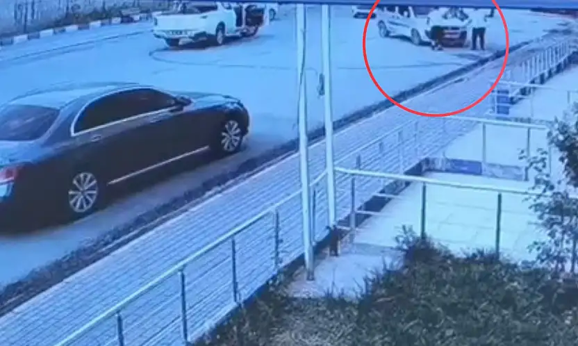 Siirt Baykan'da Şaşkına Çeviren Anlar! Sürücüsüz Araç İlerlemeye Başlayınca İki İşçi Aracın Önüne Atladı