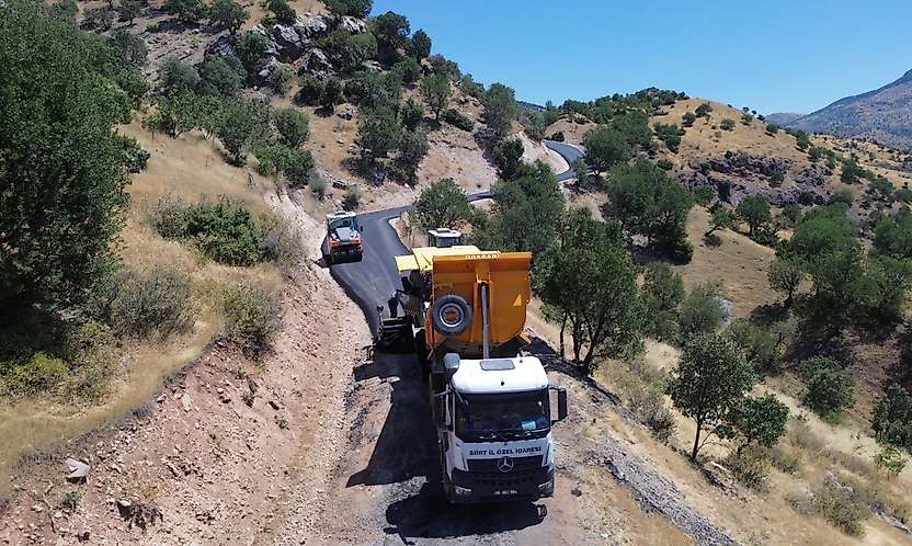 Siirt Baykan'da Yol Çalışmaları Sürüyor: İki Köy Yolunda Asfaltlama Yapılıyor
