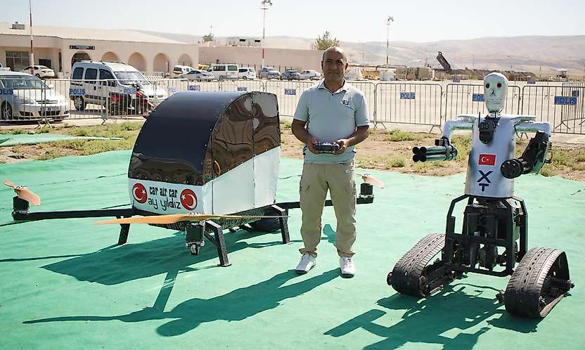 Siirt Baykanlı Burhan Canpolat, Kendi İmkânlarıyla Geliştirdiği Uçan Araba ve Robot Askeri TEKNOFEST'te Sergiliyor