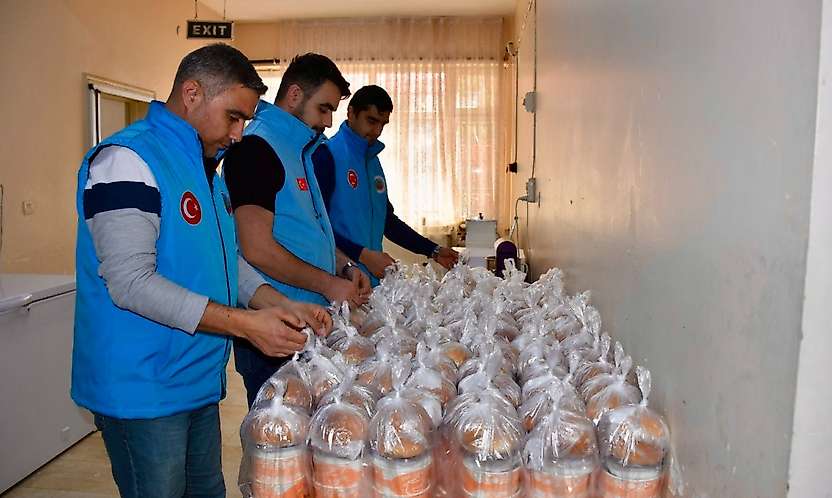 Siirt Belediyesi Her Gün 95 İhtiyaç Sahibine Sıcak Yemek Ulaştırıyor