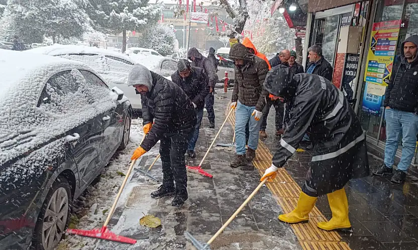 Siirt Belediyesi karla mücadele çalışmalarını sürdürüyor