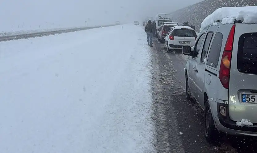 Siirt Belediyesi'nden Kar ve Buzlanma Uyarısı: Zorunlu Olmadıkça Trafiğe Çıkmayın