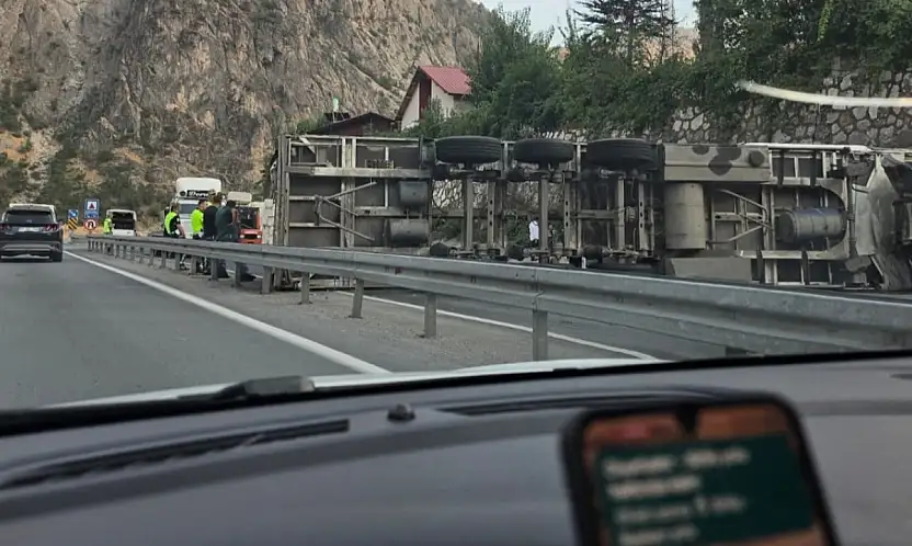 Siirt-Bitlis Yolunda TIR Devrildi: Ulaşım Durma Noktasına Geldi