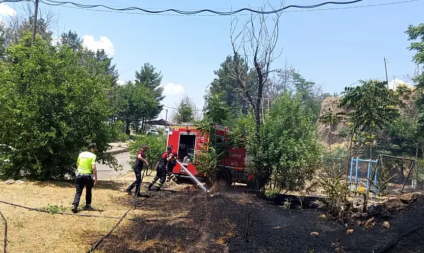 Siirt Bölge Trafik Yakınında Yangın: Kaynak Kıvılcımı Otluk Alanı Yaktı