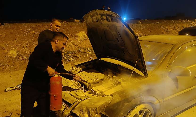 Siirt Çevre Yolu'nda Seyir Halindeki Otomobil Yandı