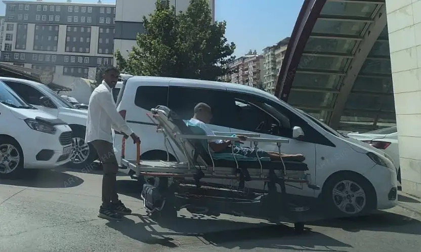 Siirt Eğitim ve Araştırma Hastanesi'nde Otopark Çilesi Büyüyor! Hasta Sedyeyle Yolun Ortasından Taşındı