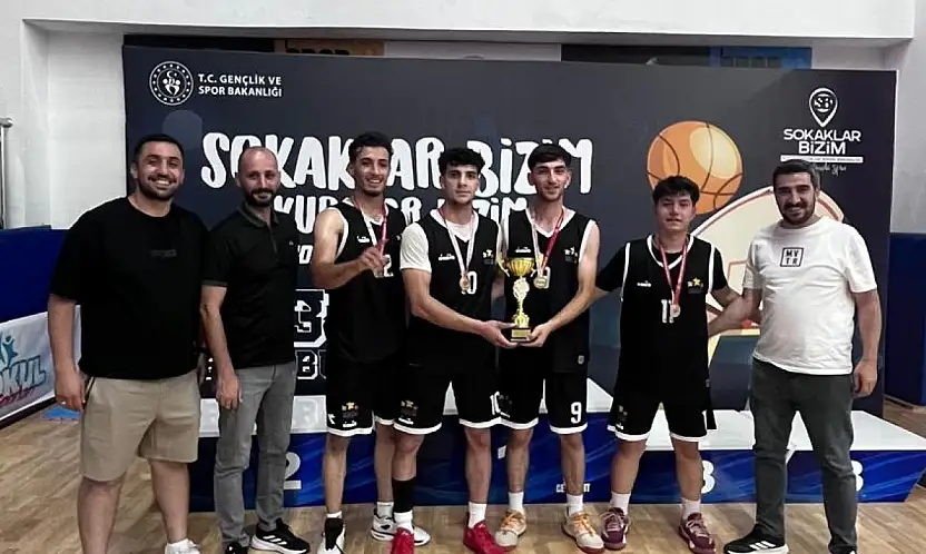 Siirt Erkek Basketbol Takımı Türkiye'nin En İyi 16 Takımı Arasına Girdi