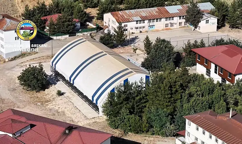 Siirt Eruh'ta Kapalı Halı Saha 6 Aydır Ücretsiz Hizmet Veriyor