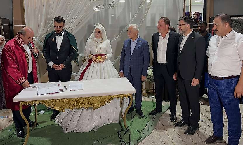 Siirt Eruh'ta Teğin Ailesinin Mutlu Günü: Genç Çiftin Nikâhına Protokol Şahitlik Etti