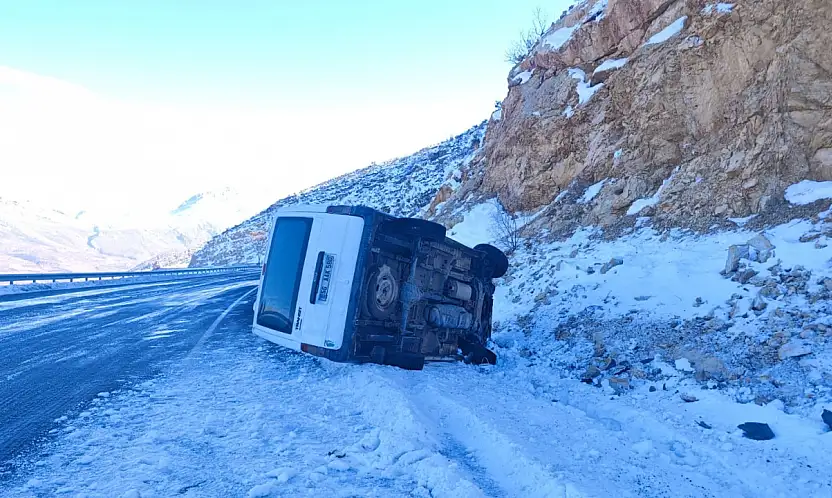 Siirt–Eruh yolunda buzlanma kazaya neden oldu: Araç devrildi