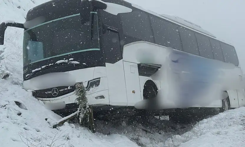 Siirt firmasına ait yolcu otobüsü yoldan çıktı