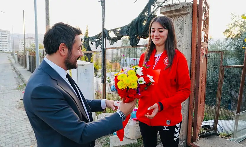 Siirt Gençlik ve Spor İl Müdürü, Dünya ikincisi Asya Viyan Elinç'i evinde ziyaret etti