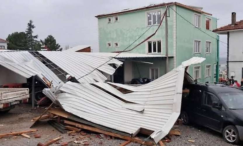 Siirt İçin Fırtına Uyarısı: Çatı Uçmalarına ve Ağaç Devrilmelerine Dikkat