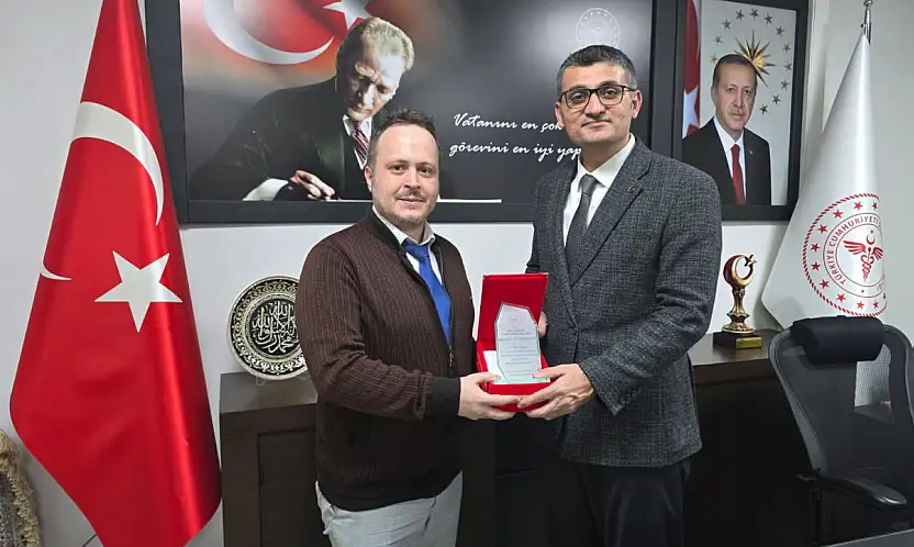 Siirt İl Sağlık Müdürü Hacıoğlu'ndan eski başhekim Kaynak'a plaket