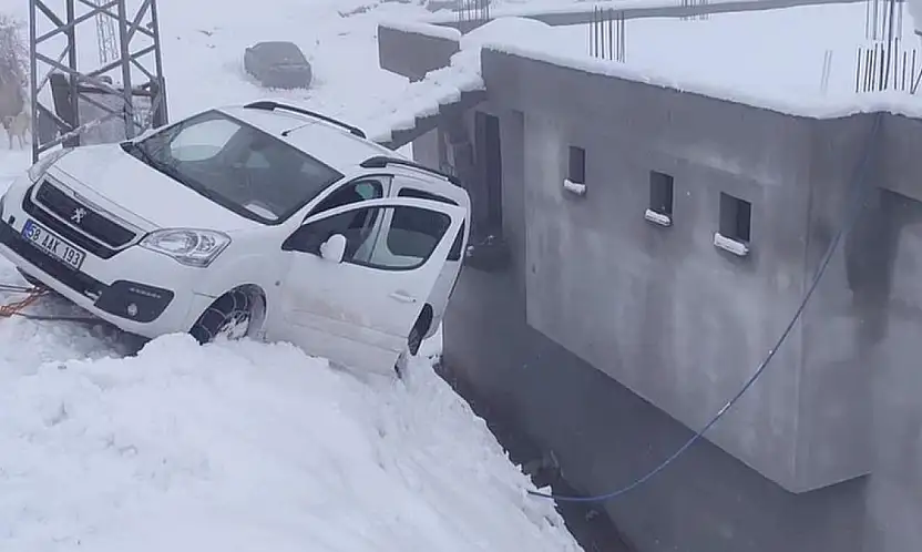 Siirt'in Baykan ilçesinde buzlanma kazası: Araç evin duvarında asılı kaldı