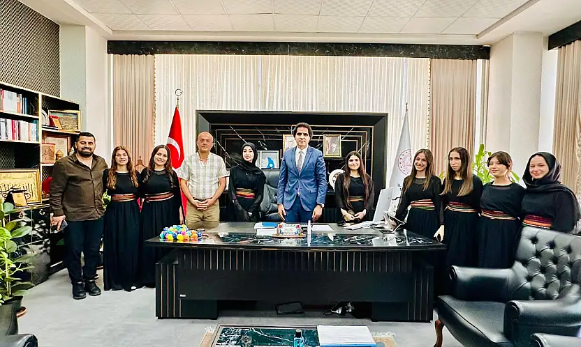 Siirt'in Bölge Şampiyonu Halk Oyunları Ekibi İl Millî Eğitim Müdürü İlhan Saz'ı Ziyaret Etti