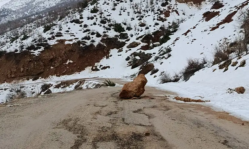 Siirt'in Eruh İlçesine Bağlı Dikboğaz Köy Yoluna Kaya Parçaları Düştü