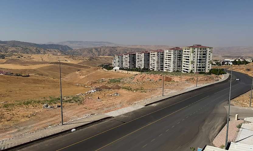 Siirt'in Gelişen Mahallesi mi, Betonlaşan Mahallesi mi? Park ve Sağlık Ocağı Yok, Evler 8 Milyon TL