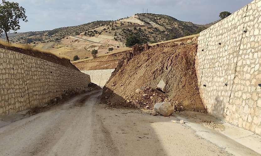 Siirt Kalender Köyü Yolunda Toprak Kayması: Yol Tek Şeride Düştü