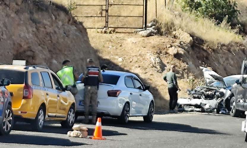 Siirt Kalender Yolunda İki Araç Çarpıştı: Araçlar Kullanılamaz Hale Geldi