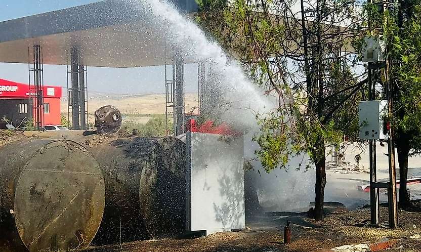 Siirt Kurtalan'da Akaryakıt İstasyonunda Çıkan Yangın Büyümeden Söndürüldü