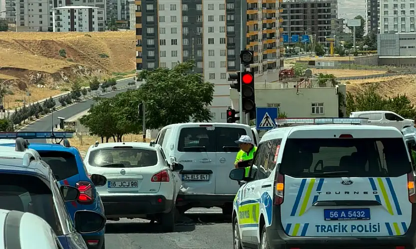 Siirt-Kurtalan Karayolunda Kaza: Kırmızı Işıkta Bekleyen Araca Arkadan Çarptı