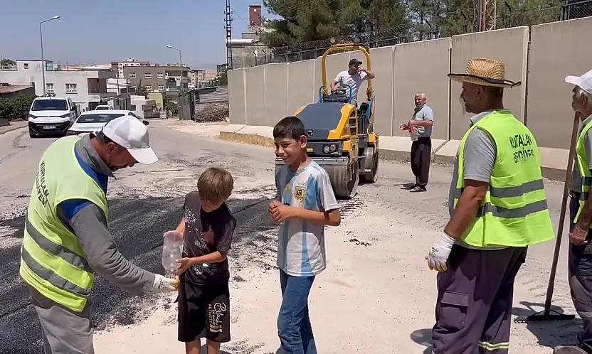 Siirt Kurtalanlı Çocuklar, 45 Derece Sıcakta Çalışan Asfalt İşçilerine Soğuk Su İkramı