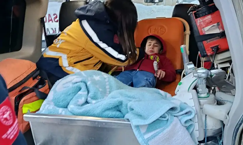 Siirt Pervari'de Damdan Düşen 7 Yaşındaki Çocuk Karla Mücadele Ekipleriyle Hastaneye Ulaştırıldı