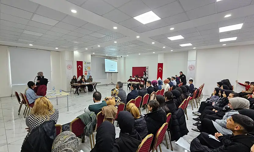 Siirt Pervari'de gençler ''Yapay zekâ mı, insan zihni mi?'' sorusunu tartıştı