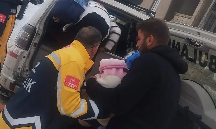 Siirt Pervari'de Hayat Mücadelesi: Kar Altında Biri Bebek İki Hasta Kurtarıldı