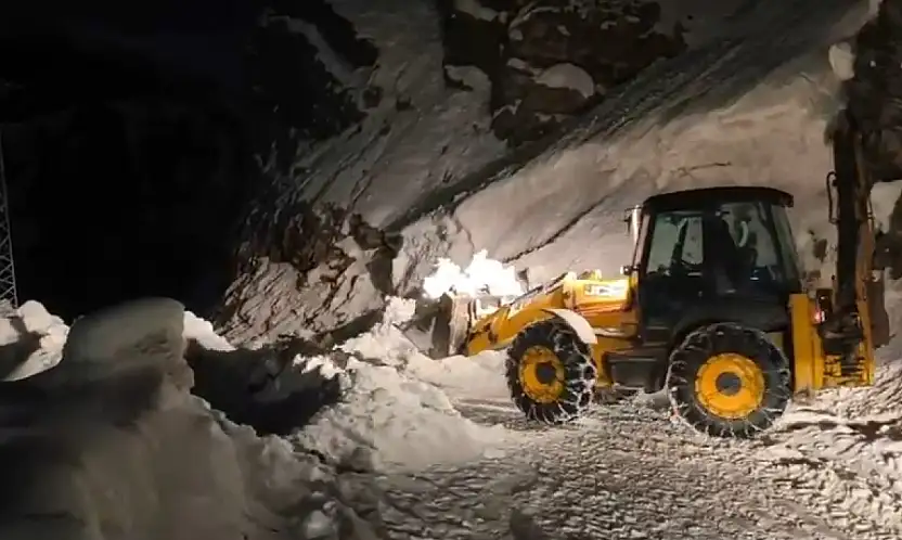 Siirt Pervari'de Köy Yoluna Çığ Düştü!