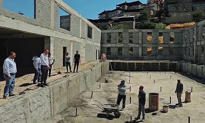 Siirt Pervari'de Yarı Olimpik Yüzme Havuzunda Çalışmalar Sürüyor