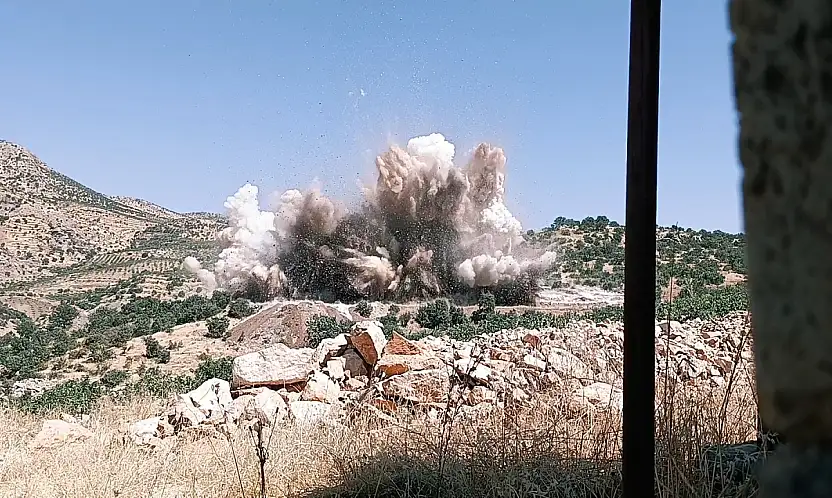 Siirt-Pervari Yolunda Dev Patlatma Kamerada: Sert Kayalar Saniyeler İçinde Parçalandı